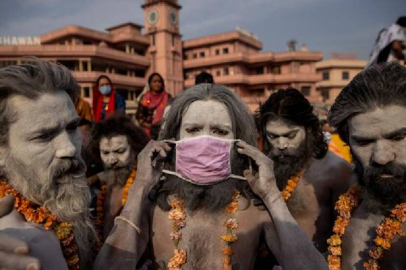 कुंभमेळ्यात दुसऱ्या शाहीस्नानानंतर १०२ साधू व भाविक कोरोना पॉझिटिव्ह