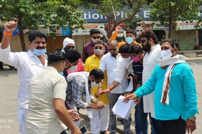 मराठा समाज बांधवांच्या वतीने बीडमध्ये सर्वोच्च न्यायालयाच्या निकालाची होळी