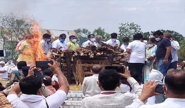 खा. राजीव सातव यांच्या पार्थिवावर शासकीय इतमामात अंत्यसंस्कार