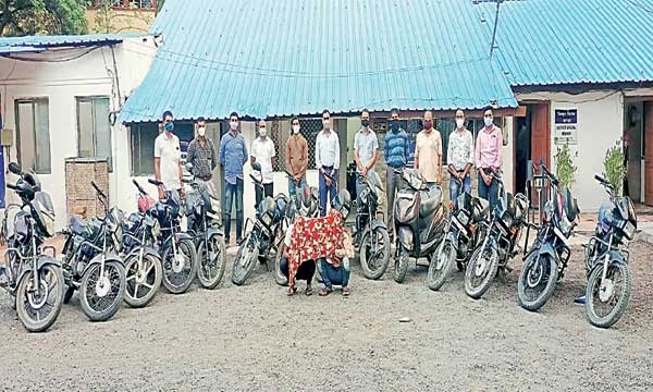 जुन्या चावीने दुचाकी चोरणाऱ्या टोळीस अटक, १४ दुचाकीही  जप्त