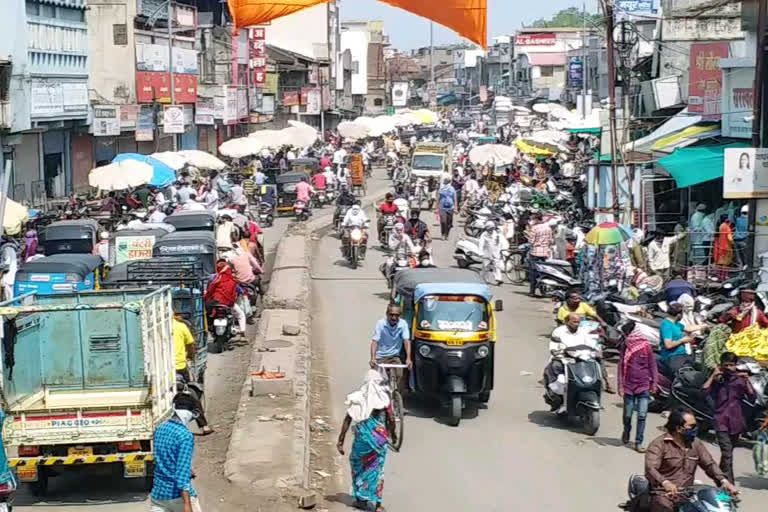 अमरावतीच्या बाजारात नागरिकांची तुफान गर्दी