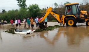 चालकाचा अंदाज चुकल्याने गाडी सरळ नाल्यात  कोसळली