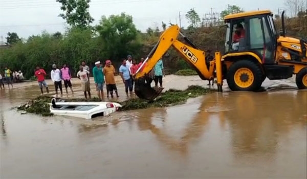 चालकाचा अंदाज चुकल्याने गाडी सरळ नाल्यात  कोसळली