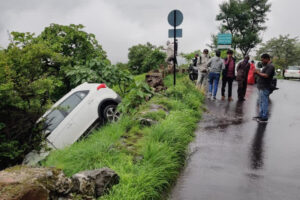 ४०० फूट खोल दरीत कार कोसळली, तरीही सर्व सुखरूप