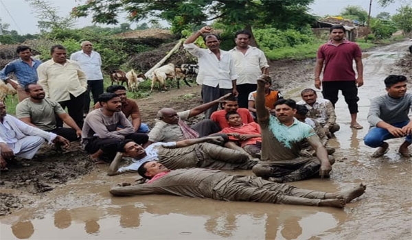 रस्त्याच्या गटारात लोटांगण घेऊन नोंदवला प्रशासनाचा निषेध