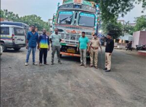 ३० गोवंशासह पोलिसांनी पकडला ट्रक