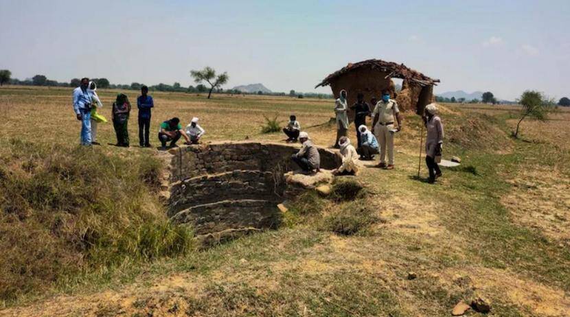 मुलगा होत नाही म्हणून पत्नी आणि मुलींना विहिरीत ढकलले, एका मुलीचा मृत्यू