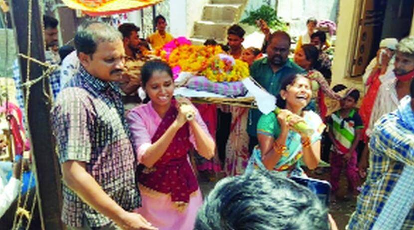 जातपंचायतीने टाकलेला बहिष्कार मरणानंतरही कायम, मुलींनी खांदा देऊन केला अंत्यसंस्कार