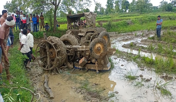 शेतात चिखलणी करताना ट्रॅक्टर पलटी झाल्याने चालकाचा जागीच मृत्यू