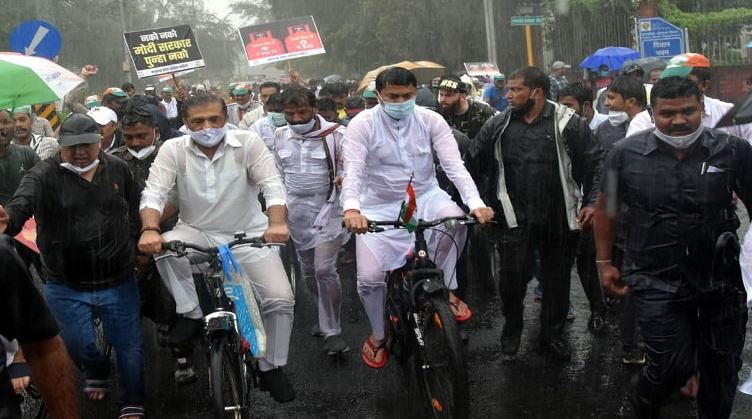 इंधन दरवादीविरोधात नागपुरात नाना पटोलेंच्या नेतृत्वात भर पावसात सायकल रॅली