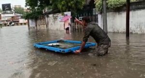 दमदार पावसाने नागपूरकरांची झाली दैना, रस्त्यावर साचले गुढगाभर पाणी