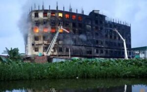बांग्लादेशात ६ मजली फॅक्टरीला आग, ५२ जणांचा मृत्यू ३० गंभीर जखमी
