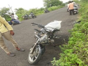 रोही आडवा गेल्याने झालेल्या अपघातात सहा महिन्याच्या बाळासह दुचाकीस्वार ठार, पत्नी गंभीर