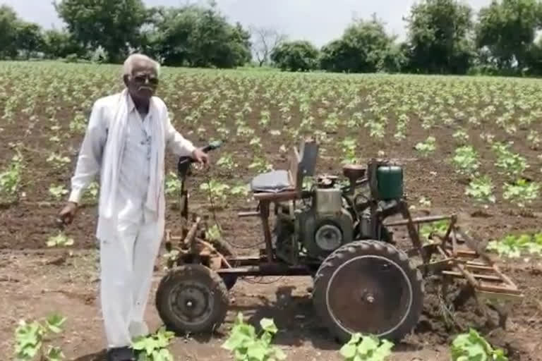 ६० वर्षीय जुगाडू शेतकऱ्याने टाकाऊ वस्तूंपासून बनवले आंतरमशागत करणारे यंत्र