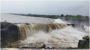 बुलढाण्यात मुसळधार पावसाचा कहर, नद्या, नाले ओव्हरफ्लो, अनेकांच्या शेतात पाणी