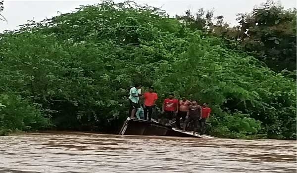 पुराच्या पाण्यात एसटी वाहून गेल्याने चौघांचा मृत्यू