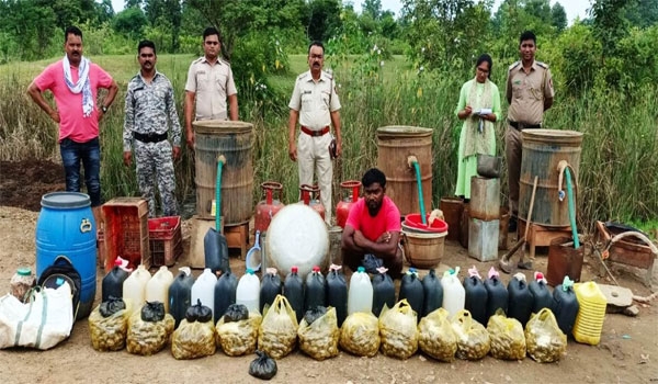 गोंदियात अवैध दारूविक्रेत्यांवर पोलिसांनी टाकली धाड, ५.३५ लाखाची मोहफुलाची दारू केली नष्ट