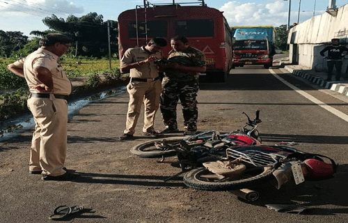 मित्राच्या आईला वाचवायचा नादात युवकाचा अपघातात मृत्यू , दोघे जखमी