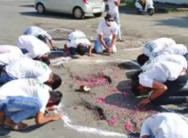 रस्त्यावरील खड्ड्यांची पूजा व नामकरण करून सिटिझन्स फोरमचे अनोखे आंदोलन