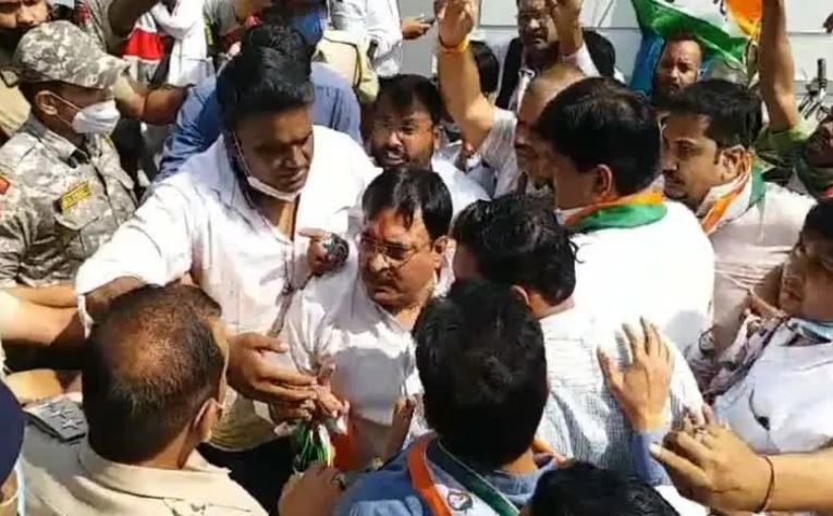 निर्माणाधीन पूल कोळल्याच्या निषेधार्थ राष्ट्रवादी काँग्रेसचे राष्ट्रीय महामार्ग प्राधिकरणाच्या कार्यालयाबाहेर राडा