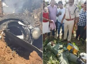 भारतीय वायुसेनेचे मिराज विमान शेतात कोसळले, पायलट सुखरूप