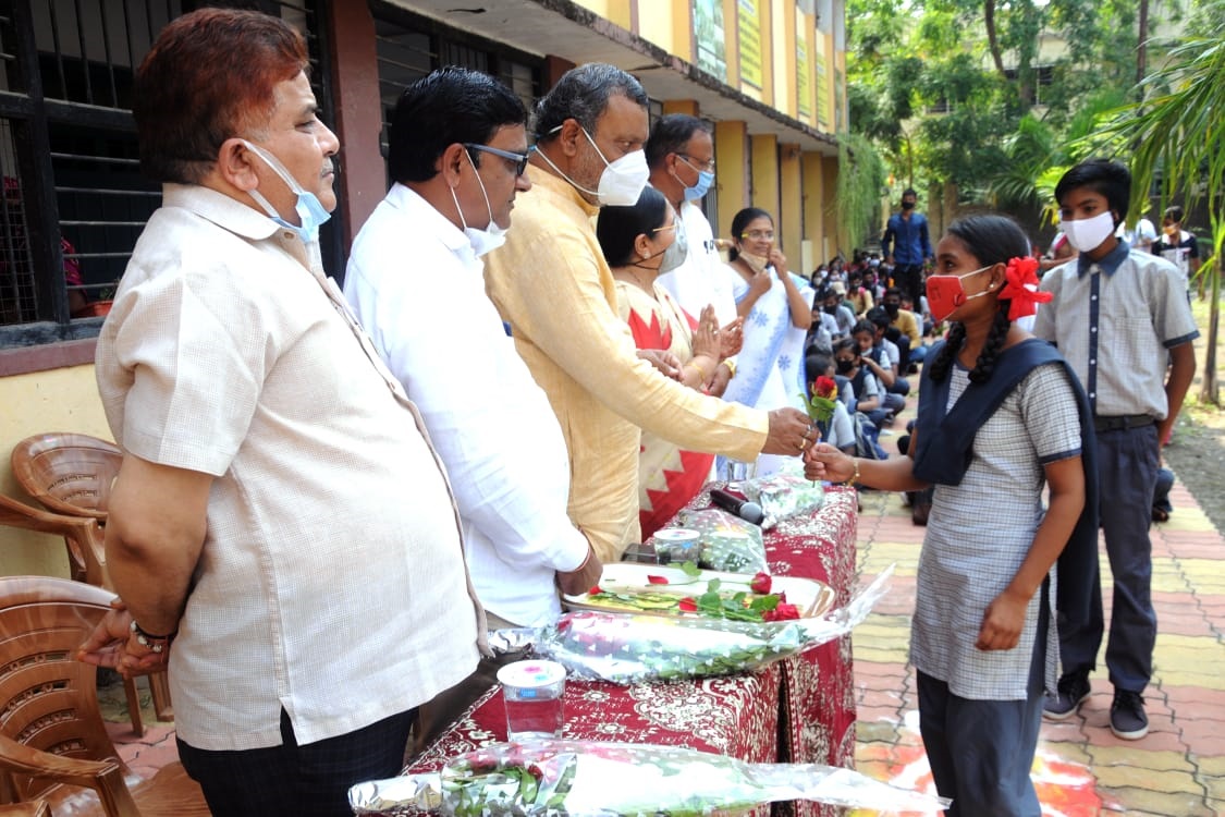 शाळेच्या पहिल्या दिवशी विद्यार्थ्यांना  गुलाबपुष्प देऊन महापौरांनी केले स्वागत