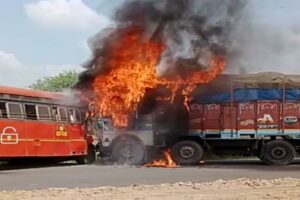 एसटी बस व ट्रकच्या अपघातात दोन्ही वाहने जळून खाक, सुदैवाने जीवितहानी नाही