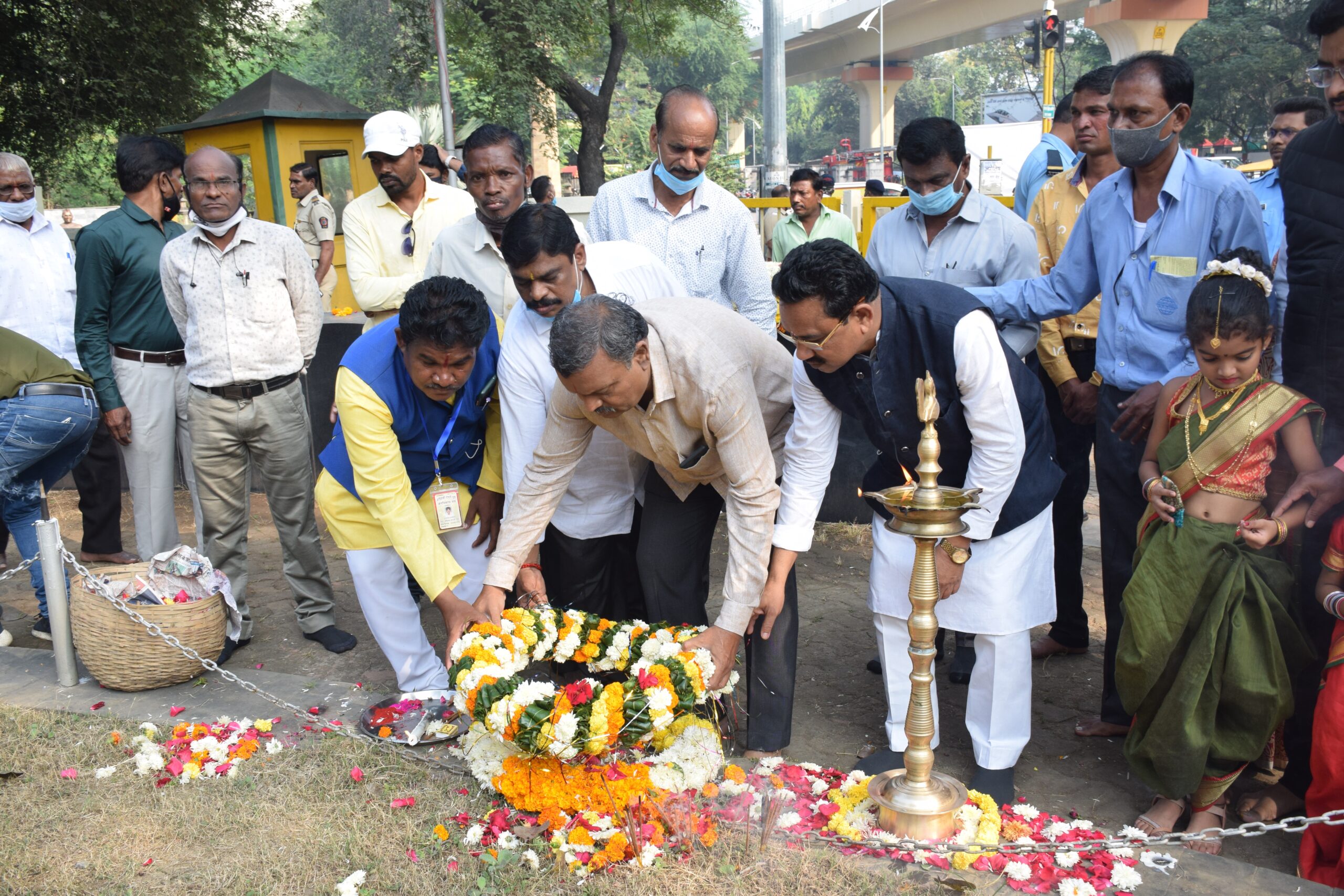 महापौरांचे पुष्पचक्र अर्पण करून आदिवासी गोवारी बांधवांना विनम्र अभिवादन