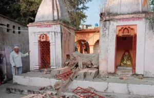 माकडांच्या भांडणात मंदिराची छत कोसळून एकाचा मृत्यू