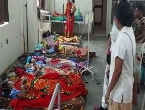 गडचिरोलीत ग्रामीण रुग्णालयात बेड्सअभावी महिलांवर जमिनीवर झोपवून केले उपचार