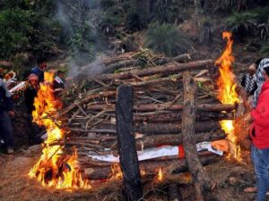 पत्नीच्या मृत्यूनंतर व्यथित पतीने घेतली पेटत्या चितेत उडी