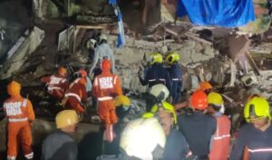 मुंबईत ४ माजली इमारत कोसळली, एकाचा मृत्यू