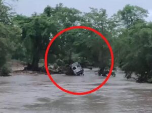 गडचिरोलीत प्रवासी घेऊन जाणारा ट्रक पुराच्या पाण्यात गेला वाहून, तिघांचा मृत्यू