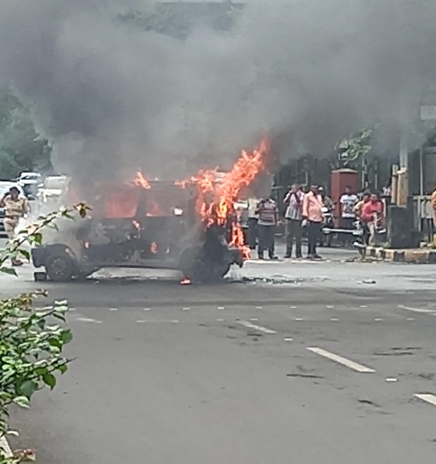 नागपूर काँग्रेसचे संविधान चौकार सत्याग्रह आंदोलन तर युवक काँग्रेसने पेटवली गाडी