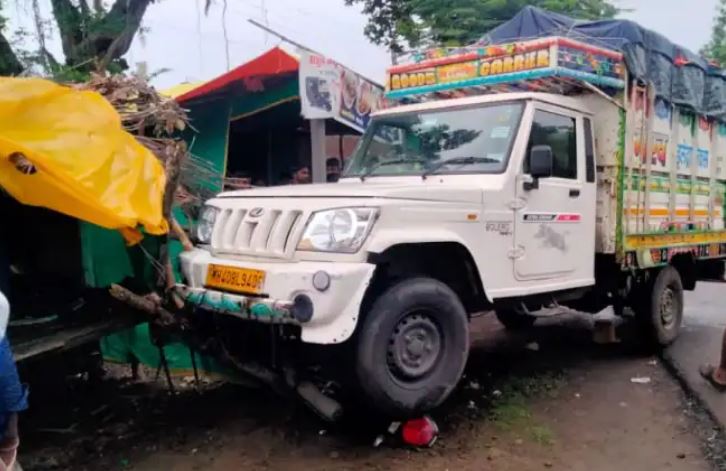 मालवाहू वाहनाच्या धडकेने रस्त्यालगत उभ्या असलेल्या महिलेचा मृत्यू