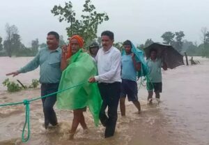 पुरात अडकलेल्या शेतकऱ्याला कृषी सहायक व तलाठ्याने दिले जीवनदान