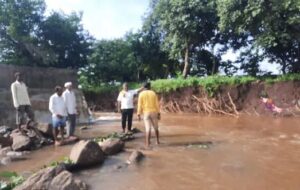 पुराच्या पाण्यात स्मशानभूमीसह प्रेतही गेले वाहून!