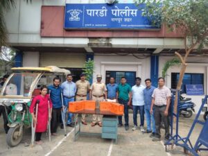 दोन्ही पायाने अपंग असलेल्या दाम्पत्याचा चोरी गेलेला ई-रिक्षा शोधून देत पोलिसांनी दिला माणुसकीचा परिचय