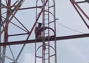 अकोल्यात मोबाईल टॉवरवर चढून प्रहारचे अनोखे आंदोलन