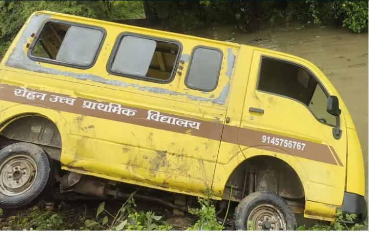 शाळेत जाणारी स्कुल बस नाल्यात कोसळली, २ विद्यार्थी जखमी