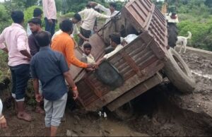 अखेरच्या प्रवासातही नरकयातना, अंत्यसंस्कारासाठी मृतदेह नेत असलेल्या ट्रॅक्टरची ट्रॉली पलटी