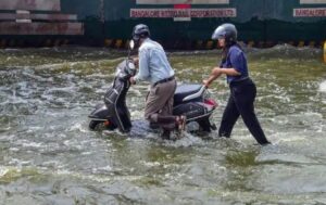 कर्नाटकात मुसळधार पावसाने हाहाकार, बंगळुरूत परिस्थिती गंभीर